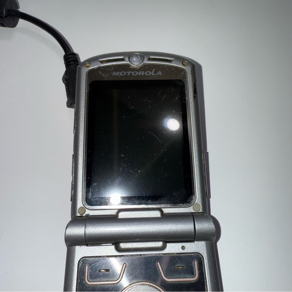 Motorola RAZR V3 Pink-Verizon w/Charger Turns On“UNTESTED” Buy As Is Read Below - Picture 10 of 14